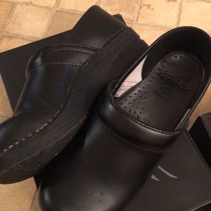 Black matte Danskos